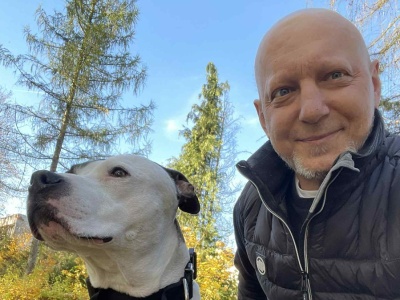 Jego pracą jest wysyłanie zdjęć z psem. Za nimi stoi wzruszająca historia