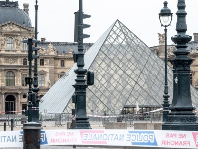 Media: dwaj mężczyźni zatrzymani w związku z kradzieżą klejnotów w Luwrze