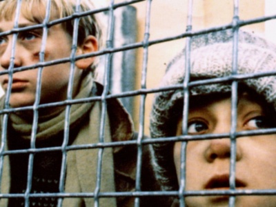 Dzieci uciekły przed systemem pod naczepą ciężarówki. Powstał o nich głośny film