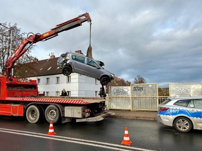 Wypadek nastolatki na wiadukcie. Jej auto przebiła bariery i runęło w dół