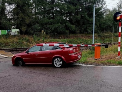Samochód przejeżdżał przez tory, gdy odpadło koło. Ta sytuacja mogła skończyć się tragicznie