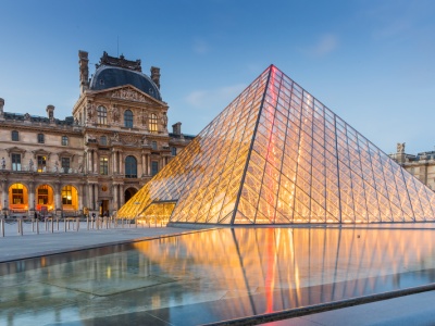 Francja: Dwaj mężczyźni zatrzymani w związku z kradzieżą klejnotów w Luwrze