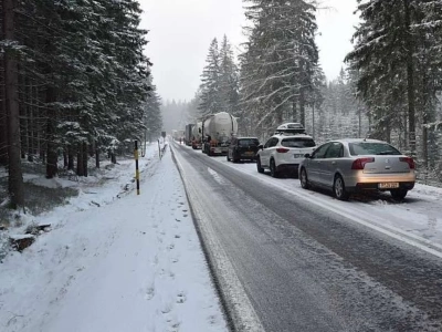 Droga w Jakuszycach nieprzejezdna z powodu intensywnych opadów śniegu
