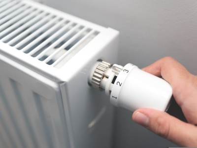 Zakręcasz grzejniki na noc? Ten błąd może cię słono kosztować. I to dosłownie