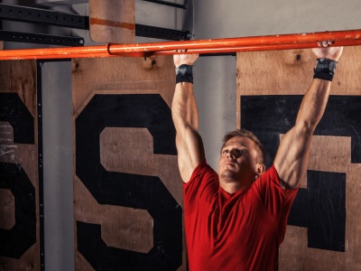 Podciąganie z ciężarem – Jak progresować? 