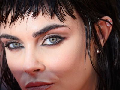 Makijaż z lat 90. znowu jest na topie. Jak nosić grunge make-up?