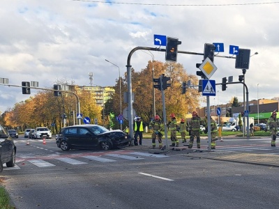 Zderzenie dwóch samochodów na skrzyżowaniu. Dwie osoby trafiły do szpitala