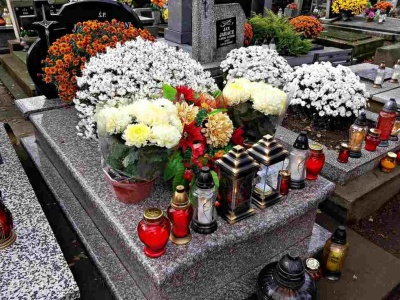 Wybierasz się na cmentarz? Koniecznie weź ze sobą trochę cukru!