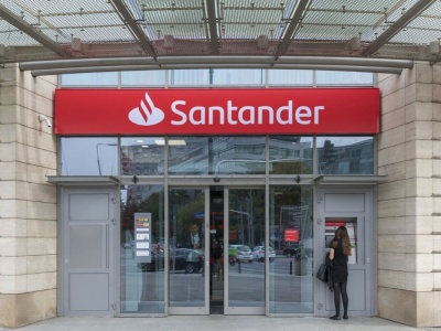 Prawie 170 klientów Santandera straciło swoje pieniądze, bank podejrzewa przekręt z nakładkami w bankomatach