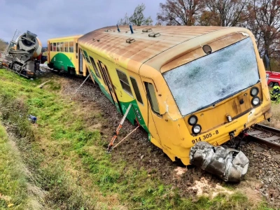 Zderzenie pociągu z betoniarką na przejeździe w Hudčicach