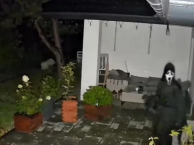 Zakapturzona postać w masce z 