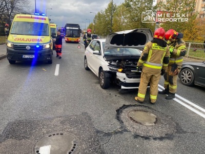 Dwie skody zderzyły się na Bemowie. Trzy osoby pod opieką ratowników