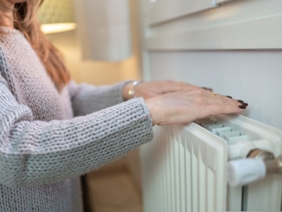 Nie musisz marznąć, by oszczędzać na ogrzewaniu. Dwa proste triki naprawdę działają