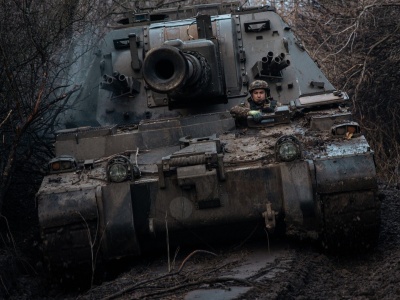 „Tańczy jak Napoleon”. Dowódca pokazuje mapy sztabowe i psa