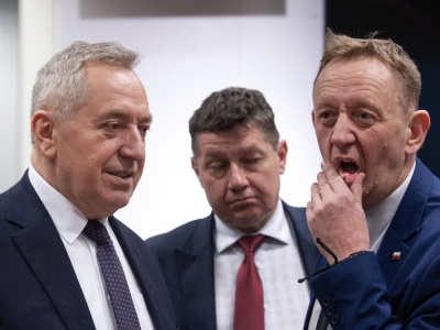 PiS zawiesza posłów za sprzedaż działki w pobliżu budowy CPK tuż przed zmianą rządu