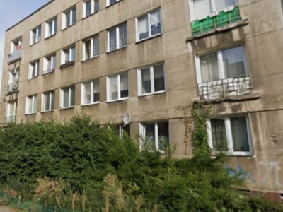 Mężczyzna w furii wyrzucał na Mokotowie przez okno przedmioty. Wyleciała m.in. umywalka i mikrofalówka