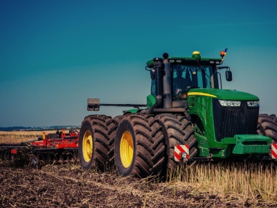 Oryginalne części John Deere – jak przechowywać zapasowe elementy, by nie straciły jakości?
