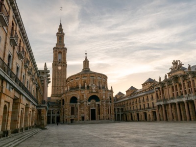 Kiedyś edukował dzieci górników. Dziś przyciąga turystów z całego świata