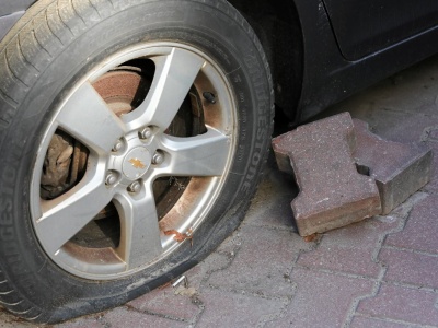 Dziesiątki aut zniszczonych w jedną noc. Powód szokuje mieszkańców