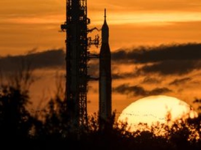 Tym ludzie polecą do Księżyca. Orion już na szczycie rakiety SLS