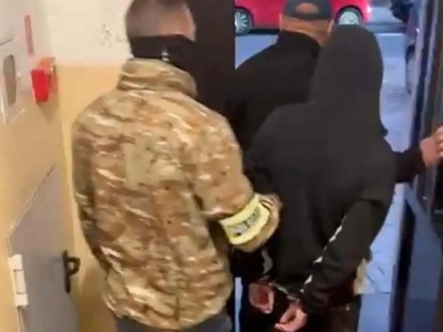 Wracał z dyskoteki, gdy nieznajomy zapytał go o drogę. Został pobity i zgwałcony