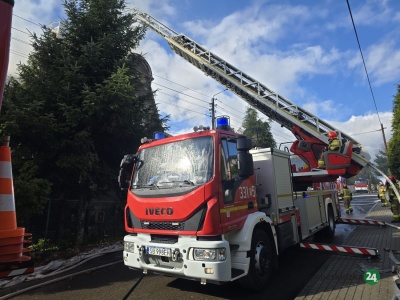 Pożar poddasza w budynku. Dwie osoby zdążyły się ewakuować