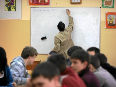 Rodziców proszą o zakup mazaków. Emerytowany nauczyciel: Wystarczy zwykła tablica i kreda