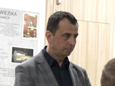 Urzędnicy będą krócej pracować. Czy jest ich za dużo?