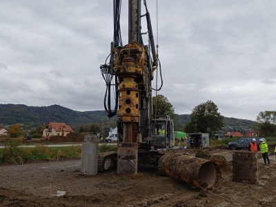 Wbijają pale pod 37 obiektów inżynieryjnych. Najtrudniejsze odcinki S19 właśnie wchodzą w ziemię