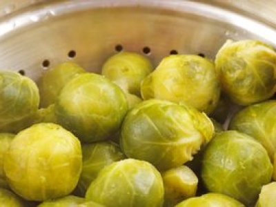 Nie gotuję brukselki w wodzie. Wychodzi delikatniejsza, a jej zapach nie przypomina koszmaru z przedszkola