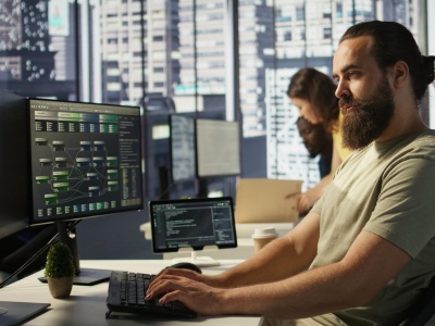 Programista czy prompt engineer? Najbardziej perspektywiczne zawody IT, które kształtuje sztuczna inteligencja