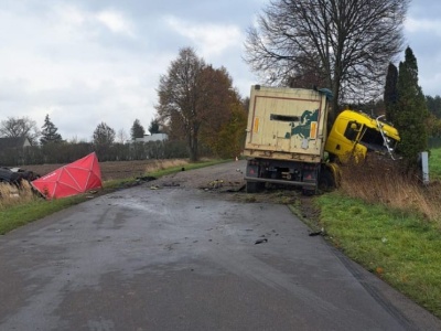 Czołowe zderzenie toyoty ze scanią. Jedna osoba zginęła na miejscu