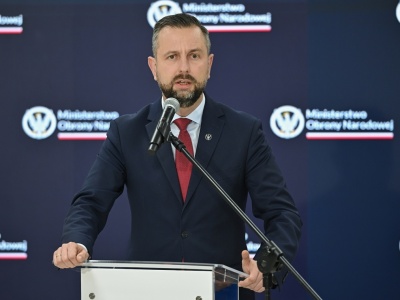 Dziwne działania rządu ws. SAFE. Szef MON zmarginalizowany?