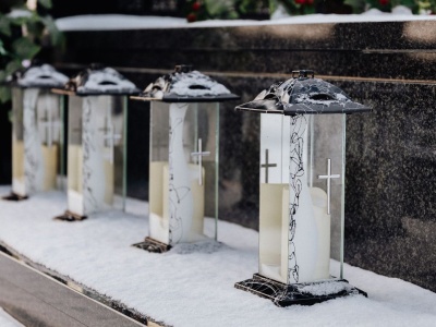 Te znicze to nowy hit na cmentarzach. Popełnisz ten błąd, zapłacisz surową karę