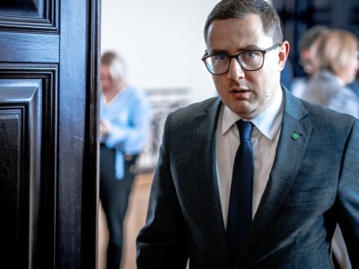 6,5 tys. zł oszczędności i mieszkanie na kredyt. Oświadczenie majątkowe Miłosza Motyki może zaskoczyć