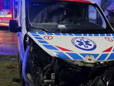 Zderzenie karetki i osobówki w Dąbrowie, w powiecie mogileńskim. Dwie osoby w szpitalu