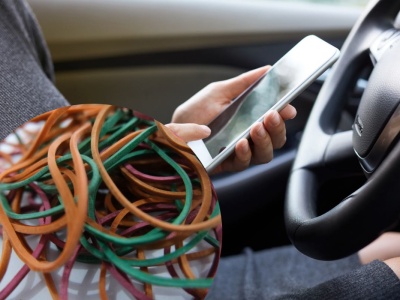 Kierowco, ratuj swoje prawo jazdy prostym patentem z gumką. Spryciarze robią tak od lat