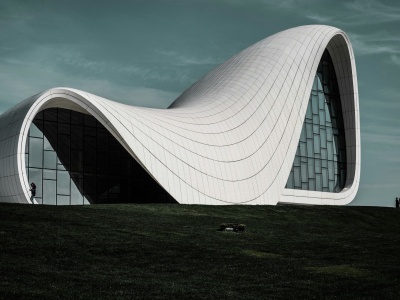 AI podrabia style znanych artystów. Na czele listy malarz, reżyser i architektka