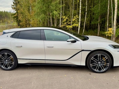 Przetestowałem chińską limuzynę, która obraca się w miejscu. Przywróciła mi wiarę w motoryzację