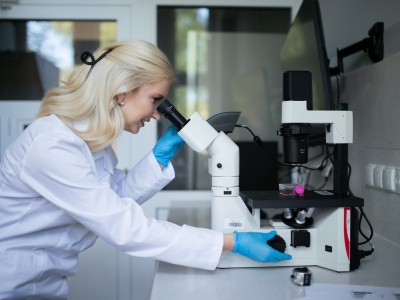 „Wysyłałam co tydzień po kilkadziesiąt maili i nic”. Polscy naukowcy mają genialne pomysły, ale gdy próbują na nich zarabiać robią podstawowe błędy