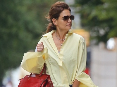 Katie Holmes nie rozstaje się z tą torebką. Czerwona 