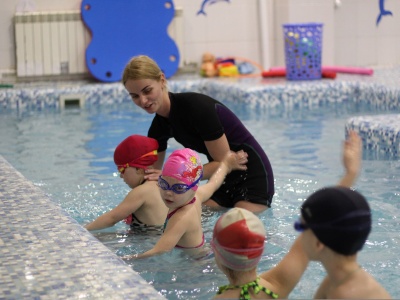 Rekordowy udział dzieci w płatnych zajęciach dodatkowych. Rodzice czują presję. Matka: Wielu się przechwala