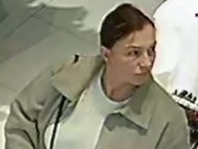 Zniknęła odzież, ktoś usunął sklepowe zabezpieczenia. Policja szuka kobiety ze zdjęcia