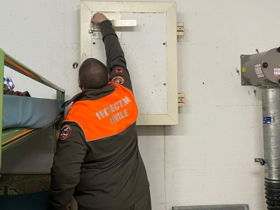 Hanna mieszka w Szwajcarii, w piwnicy ma pancerne drzwi. 