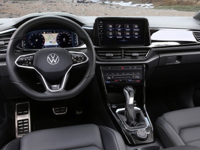 Podwyższony Volkswagen kosztuje dziś 107 490 zł. Dopłać 4 200 zł, a Toyota straci argumenty