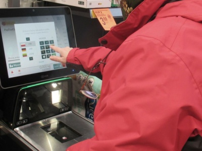 Pokazał nową funkcję kas samoobsługowych w Biedronce. Nagranie wywołało burzę w Internecie