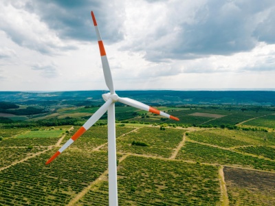 Energetyka inwestuje w stabilne sieci dystrybucyjne, OZE i magazyny energii