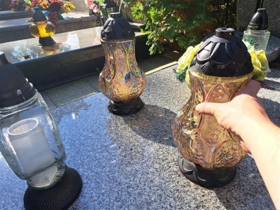 Tak zabezpieczysz znicze przed kradzieżą. Banalny trik, który działa