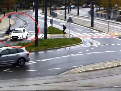 Olsztyn. 43-latek na rowerze wjechał pod koła toyoty