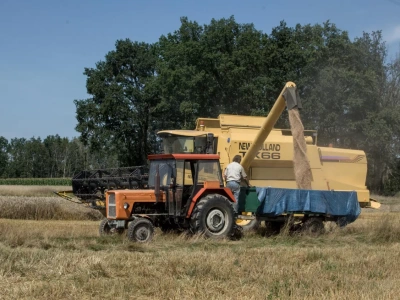 Każdorazowe zgłoszenie przejazdu kombajnem przez drogę gminną: rolnicy mają dość karania za normalną pracę